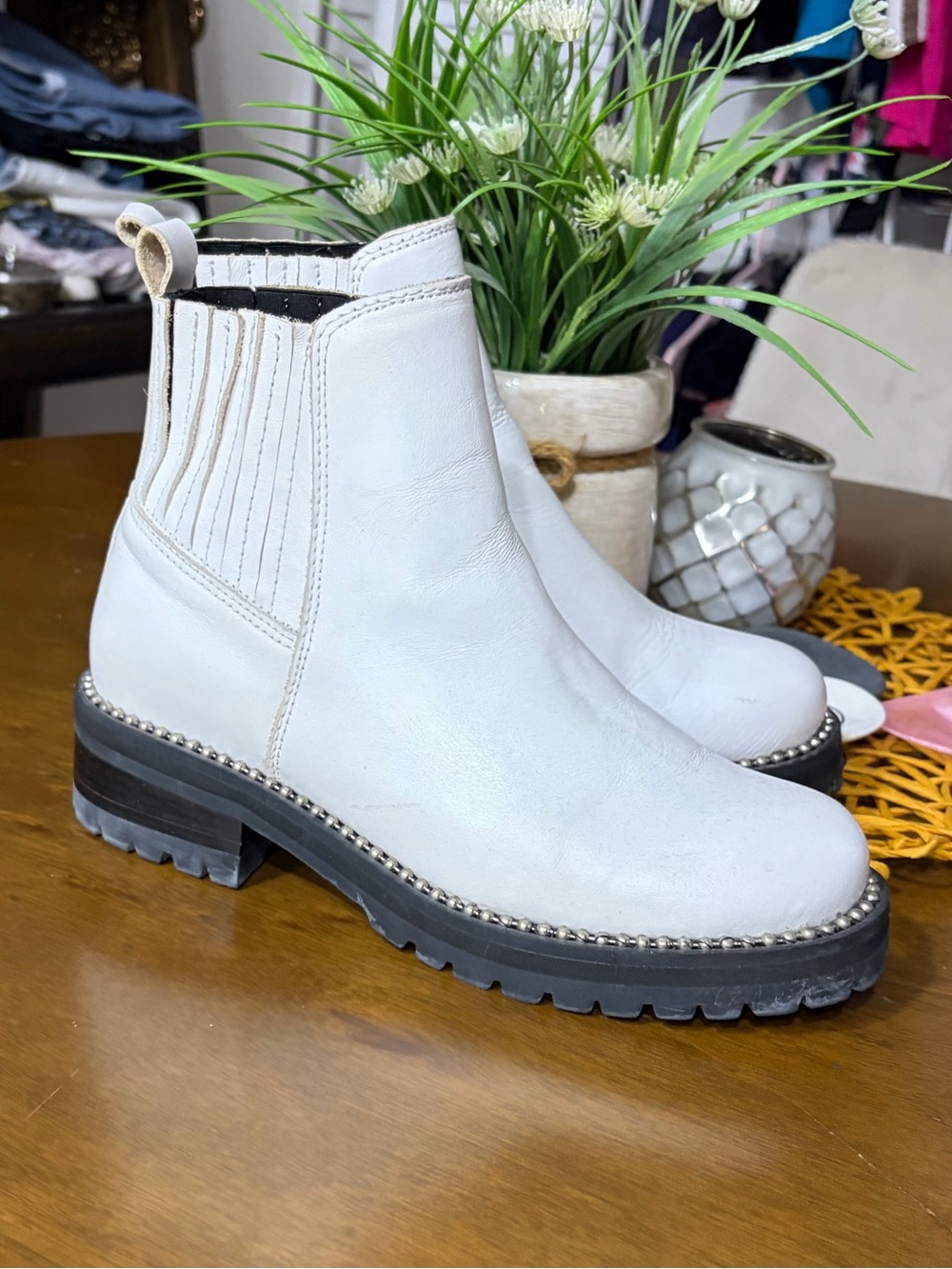 Steven, By Steve Madden Chelsea Boots size 6